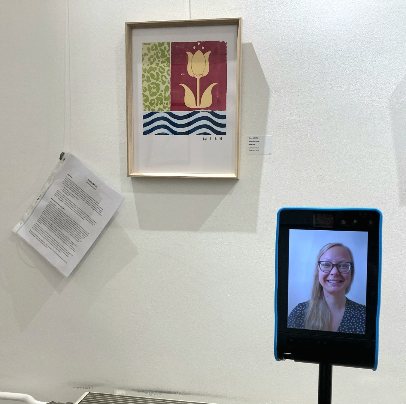 Den Avatar kann man sich als Tablet, montiert auf einer Stange mit zwei Rollen unten dran vorstellen. Er ist hauptsächlich schwarz, das Tablet hat einen blauen Rand. Am Bildschirm sieht man eine Liveübertragung von meinem Gesicht.