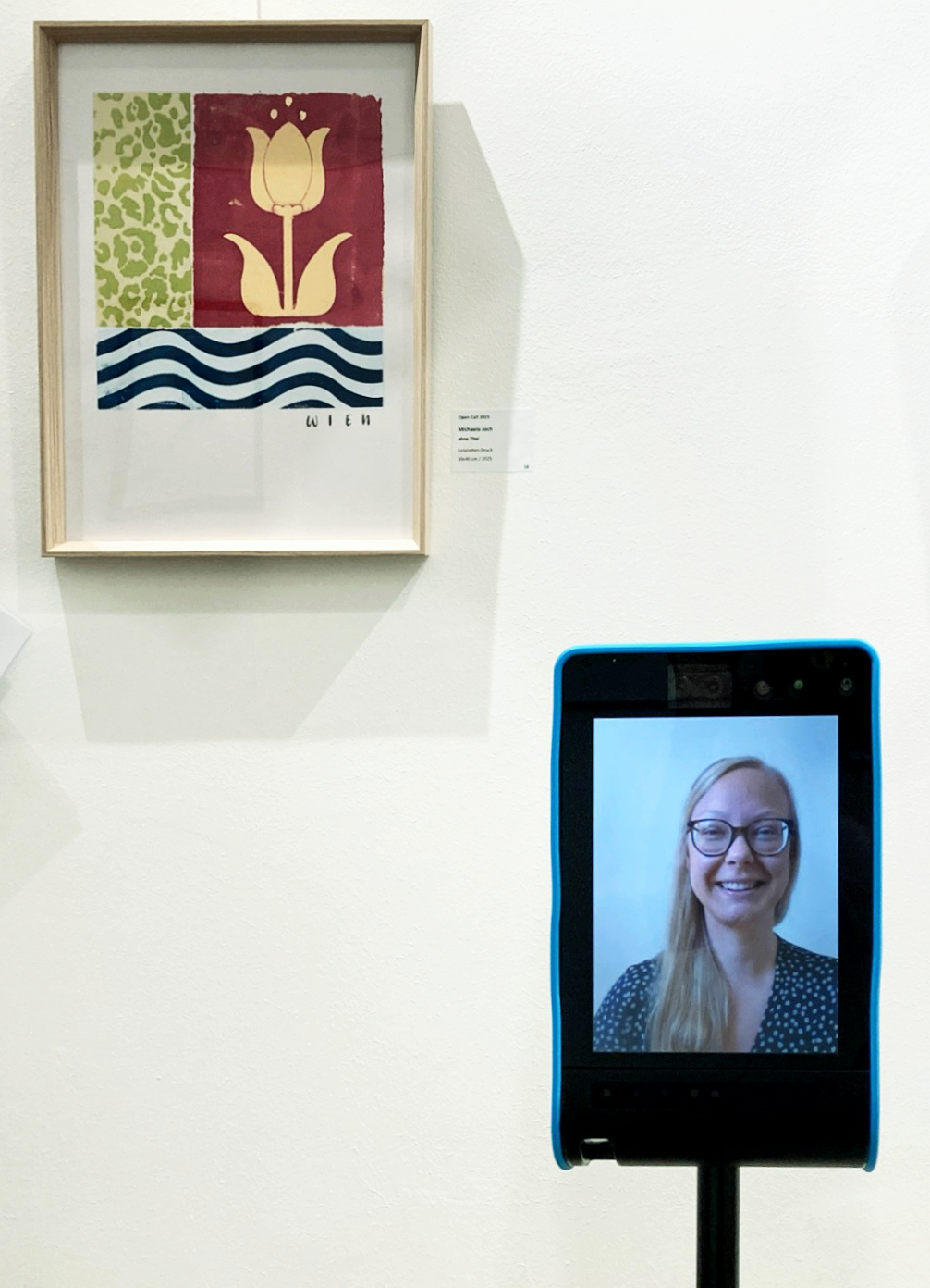 Den Avatar kann man sich als Tablet, montiert auf einer Stange mit zwei Rollen unten dran vorstellen. Er ist hauptsächlich schwarz, das Tablet hat einen blauen Rand. Am Bildschirm sieht man eine Liveübertragung von meinem Gesicht.