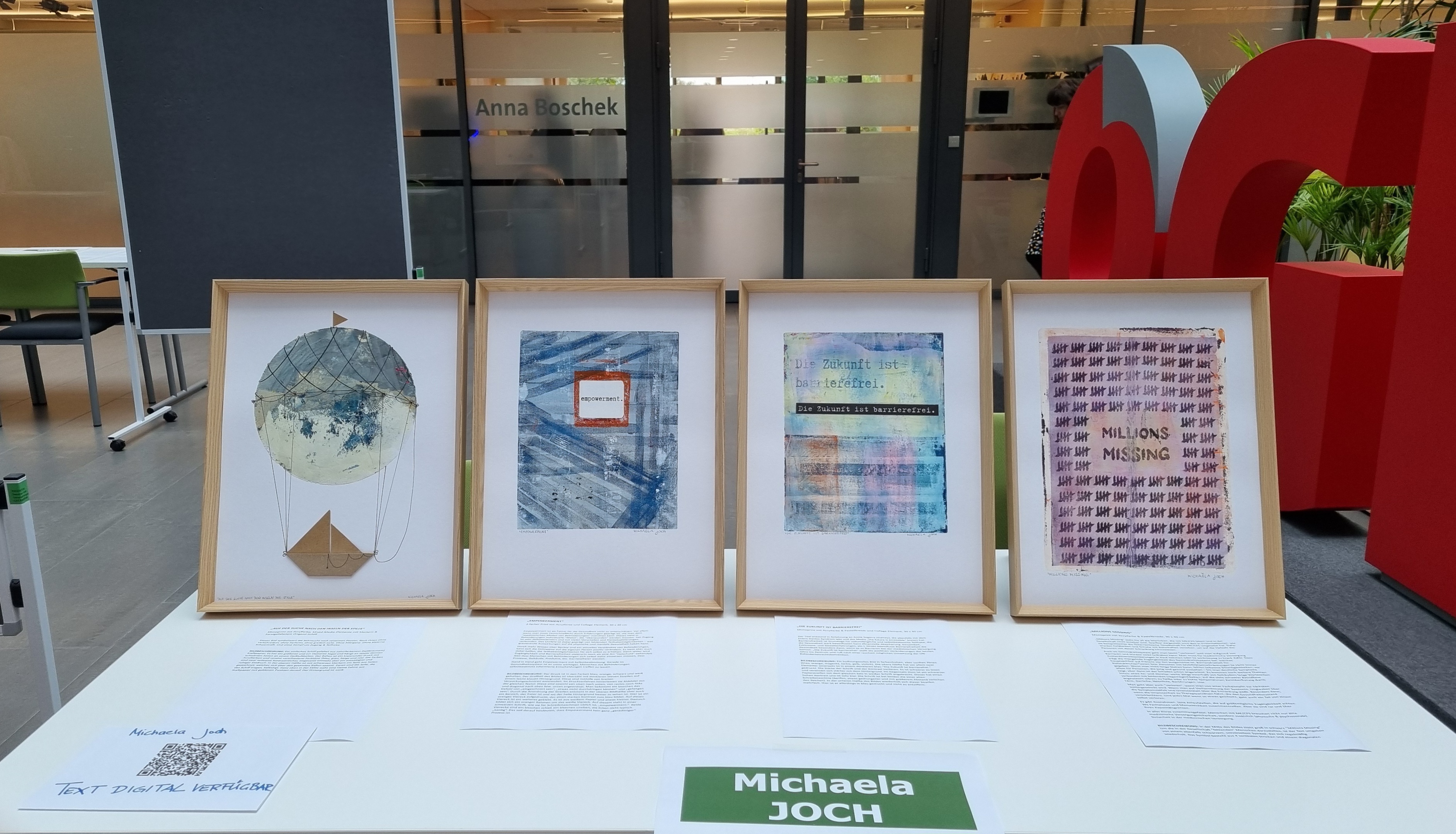 Tisch im Eingangsbereich des 'Catamarans' mit
 4 gerahmten Bildern von mir, im Hintergrund das rote ÖGB Logo als 3D-Objekt. Beschreibung der Bilder auf dieser Seite unter Ausstellung bei der Fachkonferenz des Österreichischen Behindertenrates